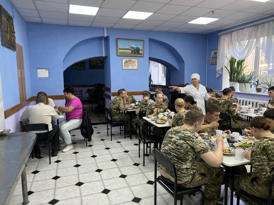 Члени батьківського комітету І курсу знімали пробу обіду на базі ліцею з посиленою військово-фізичною підготовкою імені Героя України Віталія Коваля.