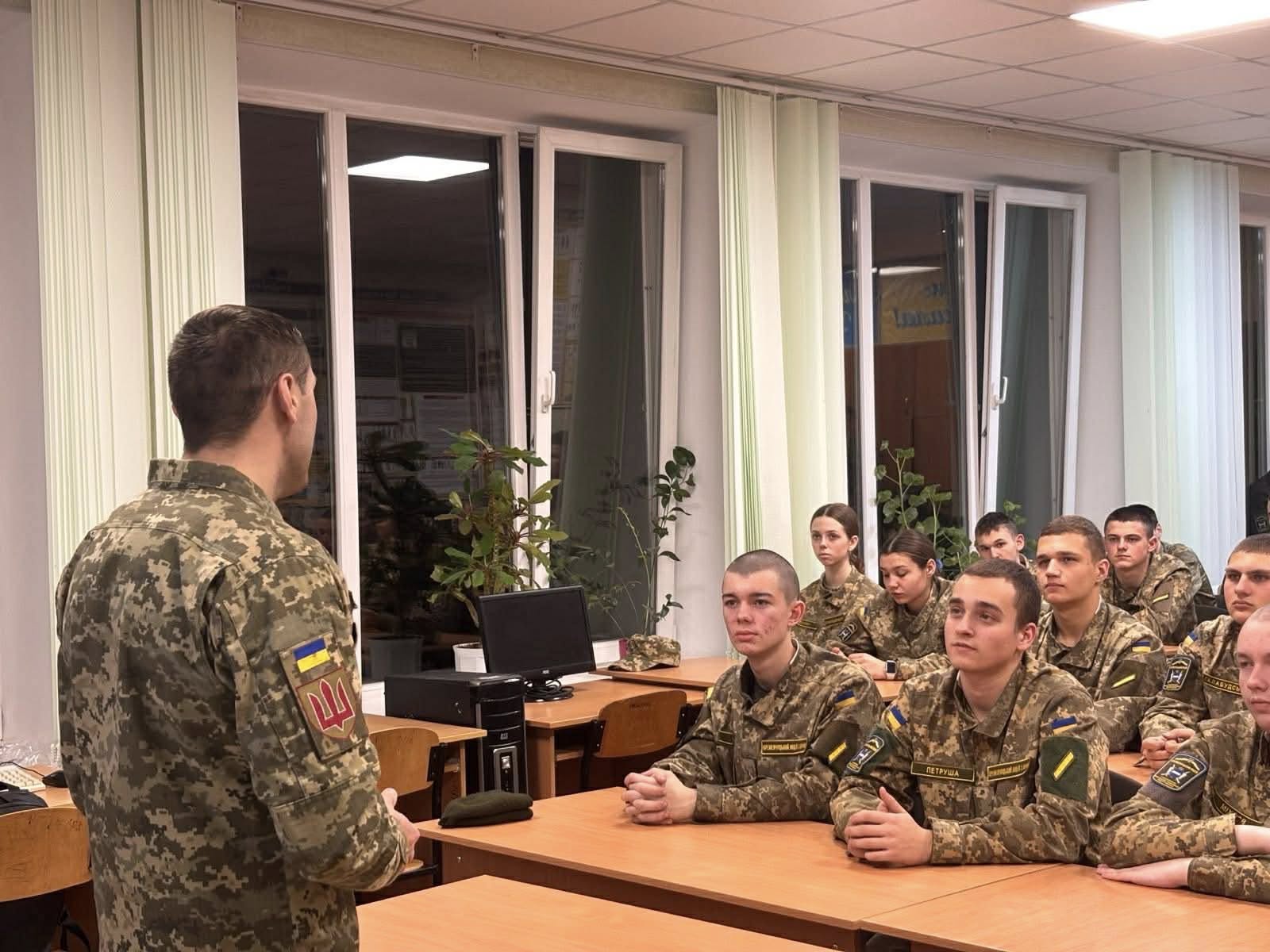 Профорієнтаційна зустріч ліцеїстів із випускником ліцею 2011 року — підполковником Чепурним Вадимом Анатолійовичем.